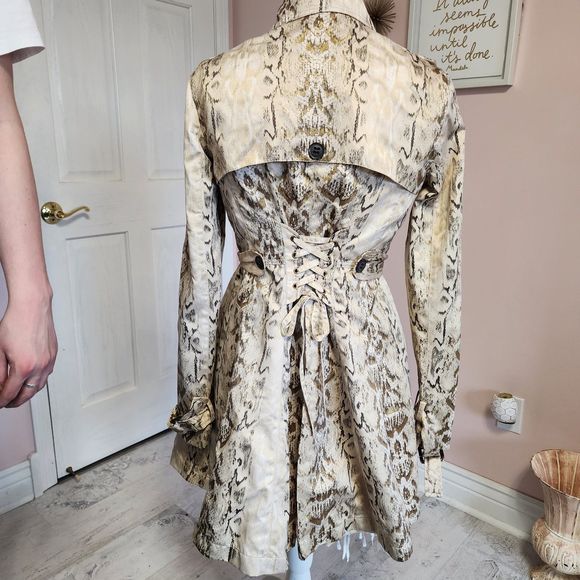 Very stylish EUC BEBE unique trench coat snakeskin python - Picture 4 of 11